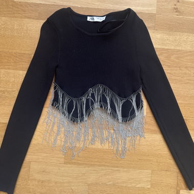 Top corto nero Zara con frange in strass