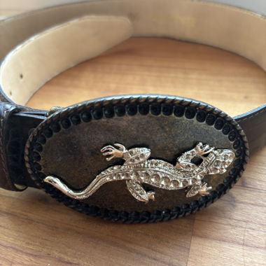 Brauner Ledergürtel mit Eidechsenschnalle