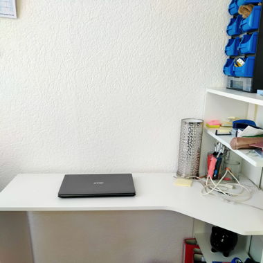 Schreibtisch mit Regal
