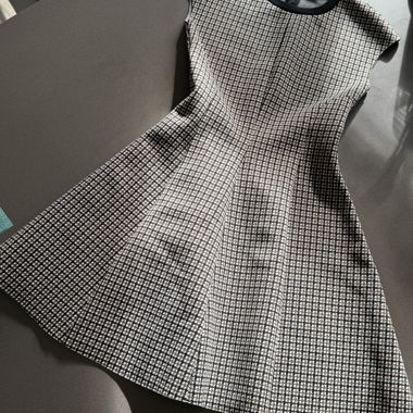 Feminines Kleid