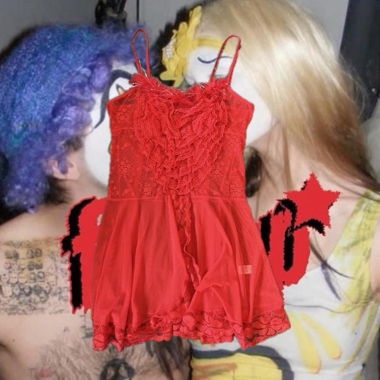 𓆨 Rotes Spitzen-Babydoll-Kleid mit Federn 𓆨