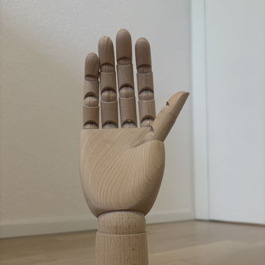 HANDSKALAD: Main Ikea en bois