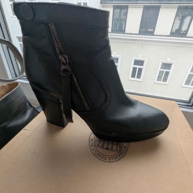 Acne Stivaletti in pelle nera con tacco a blocco