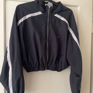 Schwarze Nike Trainingsjacke kurz geschnitten