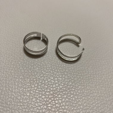 Silberfarbener offener Ring