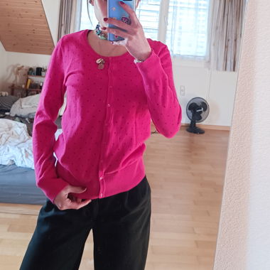 Strickjäggli Pink mit Punkten