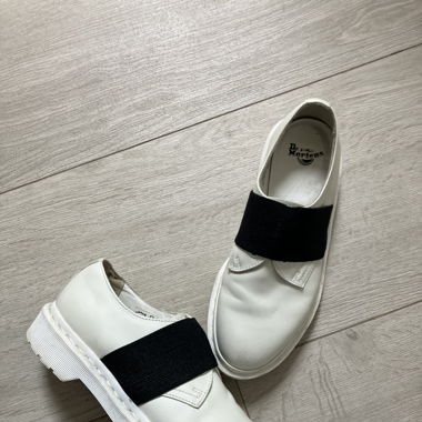 De. Martens - blanche avec élastique noir