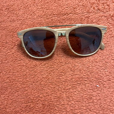 Lunettes de soleil en bois synthétique