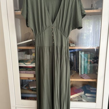 Olivgruenes Midikleid