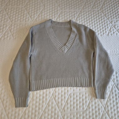 Maglione grigio con scollo a V