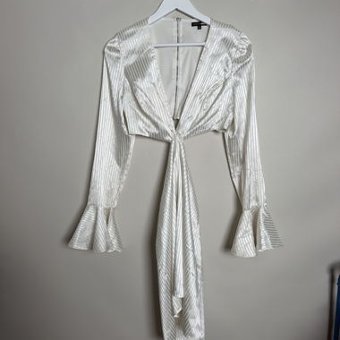 Silbernes Kleid mit Knopfleiste vorne