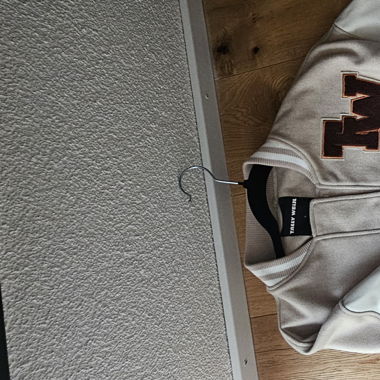 2 ungetragene jacken zu verkaufen