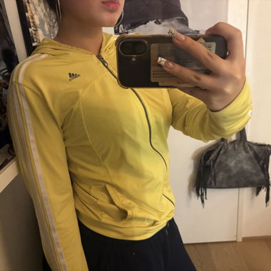 Giacca Adidas corta gialla con cappuccio