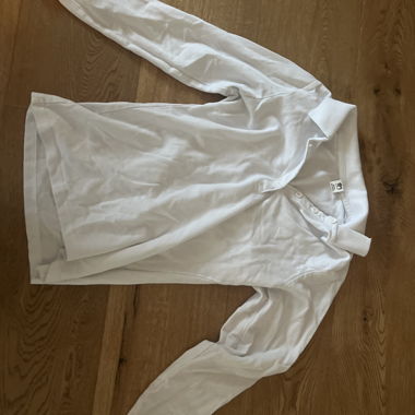 Weisses Langarm-Poloshirt