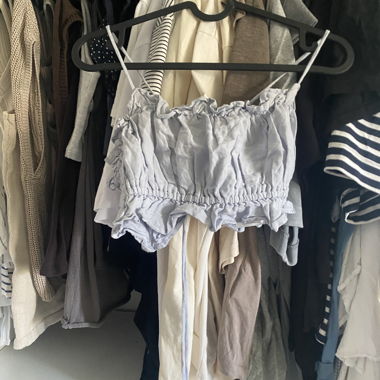 Top corto grigio con bretelle