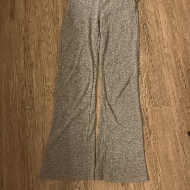 BERSHKA graue Strickhose mit weitem Bein