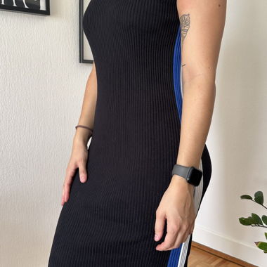 Langer schwarzer Winterkleid mit Kragen