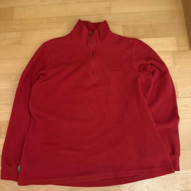 Roter Fleecepullover mit Halbzip