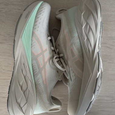 Asics Novablast 4 Gr. 42