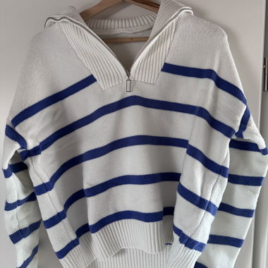 Pull en maille blanc à rayures bleues