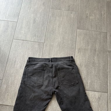 50 L 32 W kurze schwarz-graue shorts