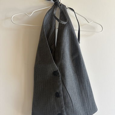 Gilet Zara grigio a righe con paillettes e schiena scoperta