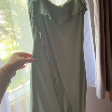 Grünes Kleid mit Rüschen Saum