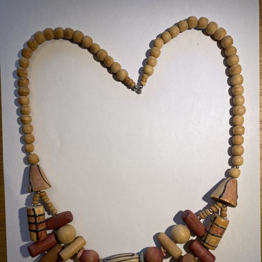 Collana di palline in legno