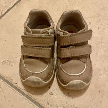 Braune Kinder-Schuhe mit Klettverschluss, gebraucht