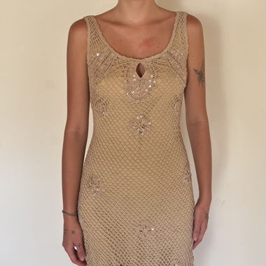 Abito all’uncinetto beige con paillettes