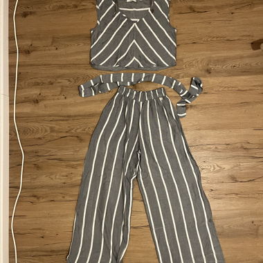 Set crop top con pantaloni a gamba larga