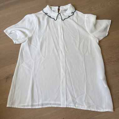 Weisse Bluse mit kurzen Ärmeln