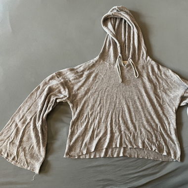 Grauer Hoodie gecropped 