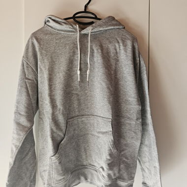 Grauer Kapuzenpullover mit Kängurutasche