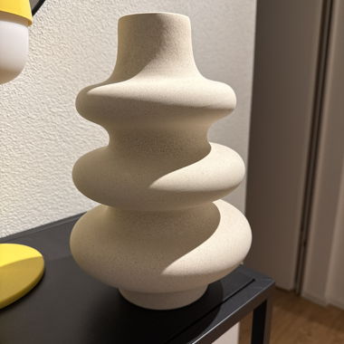 Beige Deko-Vase mit Wellenform
