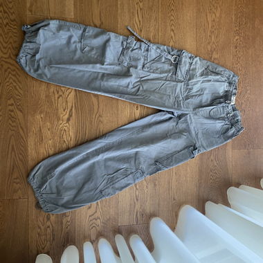 Graue Cargo-Hose