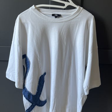 Weisses T-Shirt mit Denim-Detail