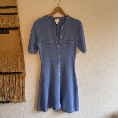 Hellblaues Strickkleid mit Knöpfen H&M