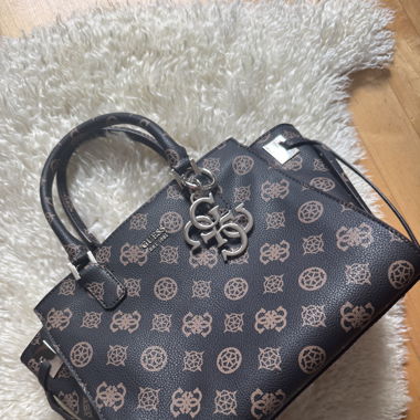 Guess Handtasche mit Umhängegürtel