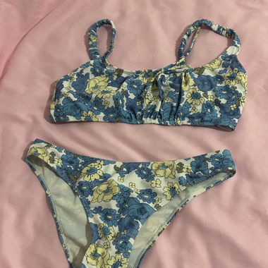 Set bikini blu e giallo a fiori
