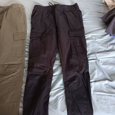 Schwarze Cargo-Hose