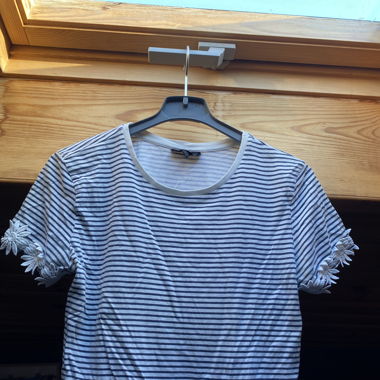 T-shirt rayé à fleur