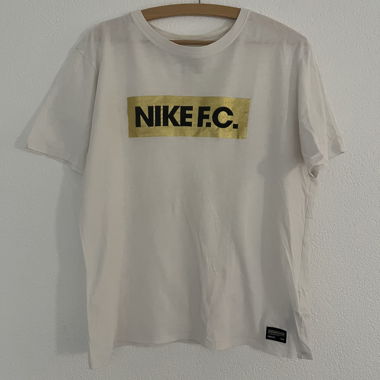 T‑shirt blanc Nike F.C. avec imprimé doré