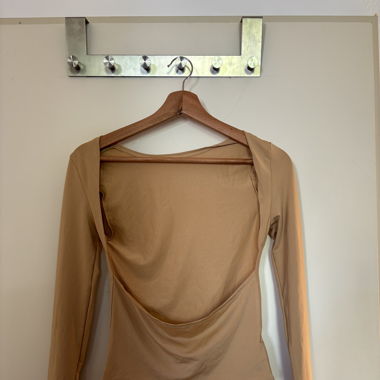 Rückenfreies Oberteil beige