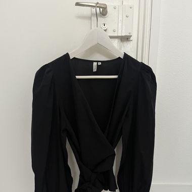 Blouse noire cache cœur 