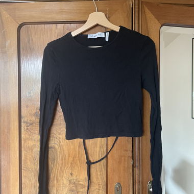 Crop top nero con schiena scoperta