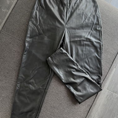 Schwarze Kunstlederhose