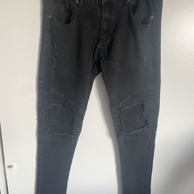 Jeans neri con dettagli sul ginocchio