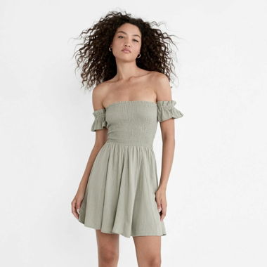 Robe courte fluide épaules dénudées