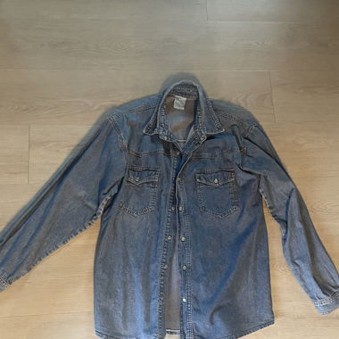 dünnes Jeanshemd